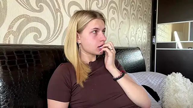 JeneeEady online show from June 6, 2026, 6:07 am