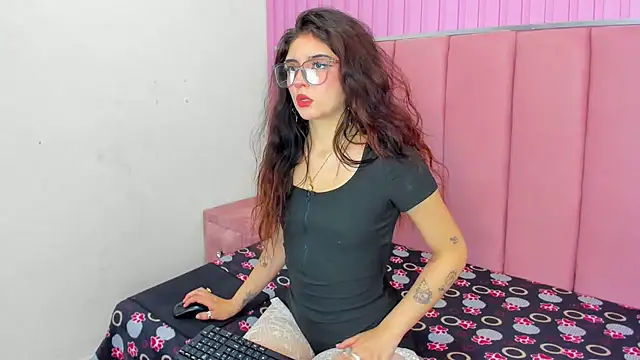 LunaSmithly online show from April 29, 2026, 5:06 pm