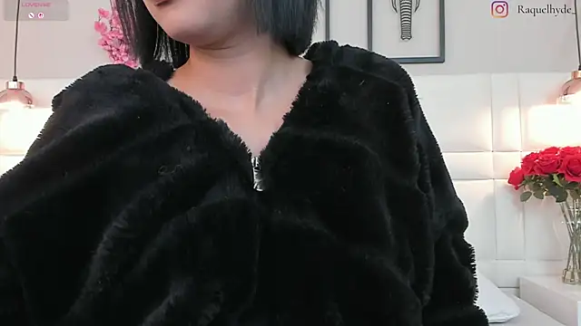 Snapshot of RaquelHyde_ chatting on July 13, 2026, 1:43 pm RaquelHyde online show from July 13, 2026, 1:43 pm