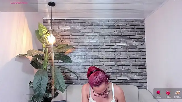 isabella star  online show from March 6, 2026, 12:33 pm