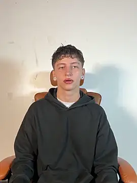 Snapshot of ARON_LUXX chatting on March 16, 2026, 6:32 pm ARON LUXX online show from March 16, 2026, 6:32 pm