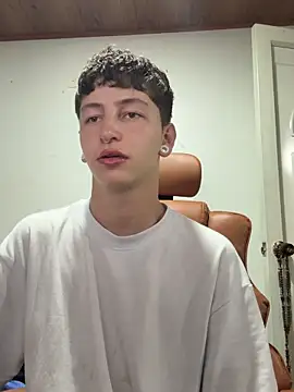 Snapshot of ARON_LUXX chatting on March 6, 2026, 11:22 pm ARON LUXX online show from March 6, 2026, 11:22 pm