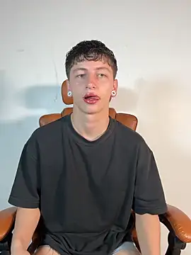 Snapshot of ARON_LUXX chatting on March 21, 2026, 2:32 pm ARON LUXX online show from March 21, 2026, 2:32 pm