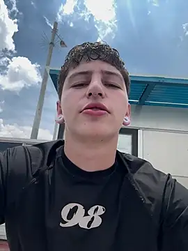 Snapshot of ARON_LUXX chatting on March 7, 2026, 5:40 pm ARON LUXX online show from March 7, 2026, 5:40 pm