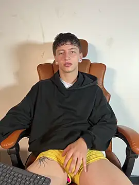 Snapshot of ARON_LUXX chatting on March 18, 2026, 6:09 pm ARON LUXX online show from March 18, 2026, 6:09 pm