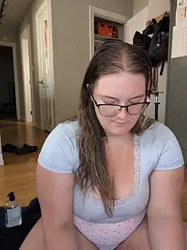Snapshot of lillythotz chatting on June 2, 2026, 7:47 pm lillythotz online show from June 2, 2026, 7:47 pm