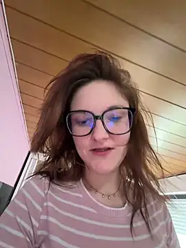 ViviLuu online show from March 20, 2026, 1:01 pm