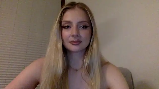 Snapshot of MayaWetDream chatting on June 23, 2026, 8:18 pm MayaWetDream online show from June 23, 2026, 8:18 pm