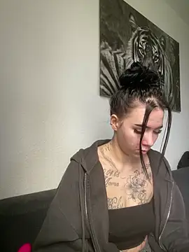 zoeelovee online show from February 25, 2026, 7:52 am