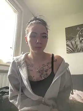 zoeelovee online show from March 13, 2026, 9:36 am