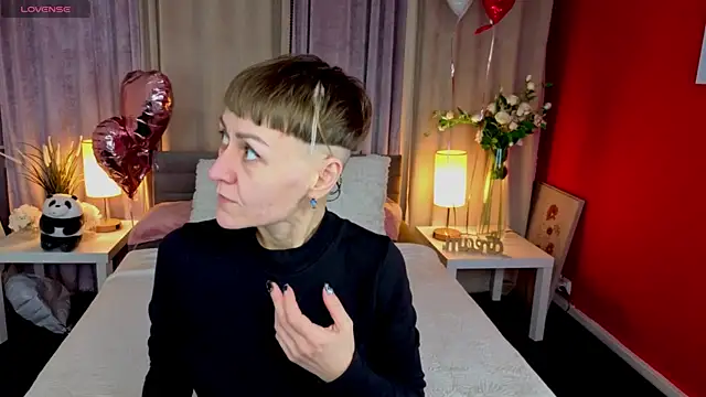 Snapshot of EmilyyBlake chatting on February 17, 2026, 5:43 pm EmilyyBlake online show from February 17, 2026, 5:43 pm