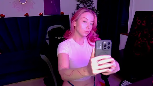 Snapshot of LovelyMiley chatting on March 22, 2026, 1:12 pm LovelyMiley online show from March 22, 2026, 1:12 pm