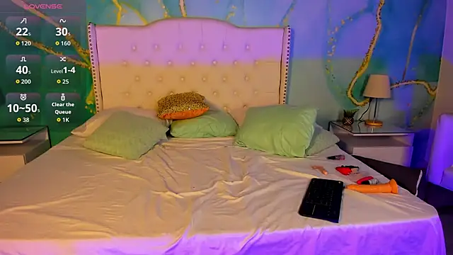 miacastles online show from February 5, 2026, 4:36 pm