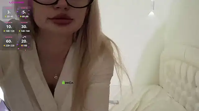 Snapshot of ShamlesssAdell chatting on June 17, 2026, 7:35 pm ShamlesssAdell online show from June 17, 2026, 7:35 pm
