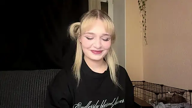 MiaBerlateen online show from March 21, 2026, 6:01 pm