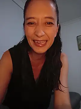 Snapshot of Aurabloom_1 chatting on April 5, 2026, 10:44 am Aurabloom 1 online show from April 5, 2026, 10:44 am