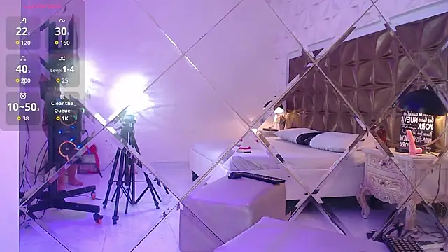 Snapshot of LunaJohns chatting on March 13, 2026, 12:21 pm LunaJohns online show from March 13, 2026, 12:21 pm