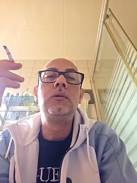 pareja47 online show from April 19, 2026, 2:18 pm