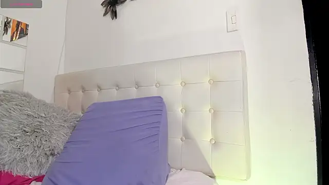 Snapshot of MiaEvans0 chatting on March 21, 2026, 8:19 am MiaEvans0 online show from March 21, 2026, 8:19 am