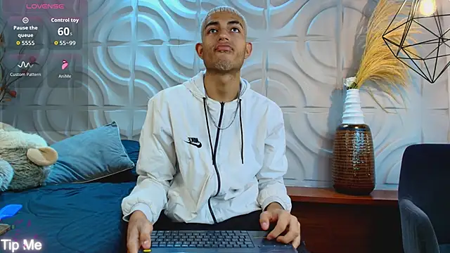 ItsZairen online show from April 23, 2026, 3:46 am
