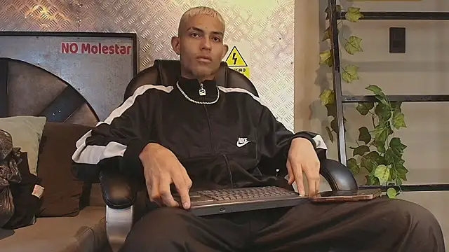 ItsZairen online show from February 17, 2026, 4:21 am