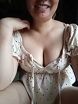 Snapshot of lisn-cute chatting on June 19, 2026, 3:23 am lisn-cute online show from June 19, 2026, 3:23 am