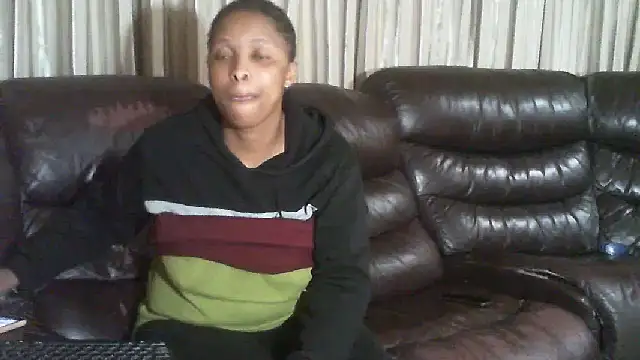 Snapshot of Caramel-Diva chatting on April 23, 2026, 1:35 pm Caramel-Diva online show from April 23, 2026, 1:35 pm