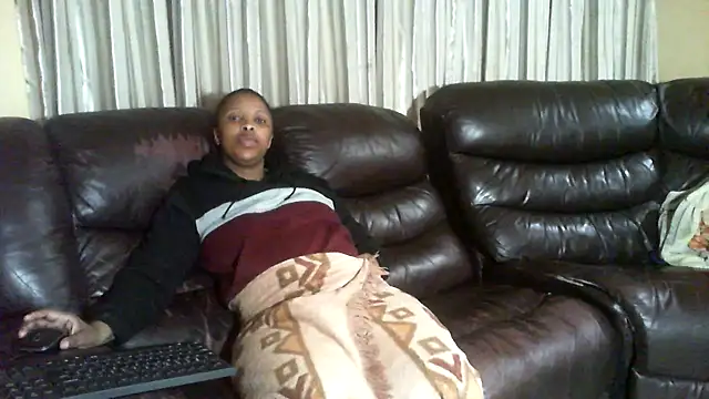 Snapshot of Caramel-Diva chatting on April 17, 2026, 5:49 pm Caramel-Diva online show from April 17, 2026, 5:49 pm