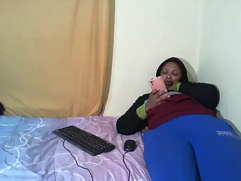 Snapshot of Caramel-Diva chatting on May 13, 2026, 7:10 pm Caramel-Diva online show from May 13, 2026, 7:10 pm