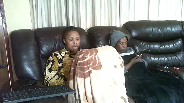 Snapshot of Caramel-Diva chatting on April 20, 2026, 7:44 am Caramel-Diva online show from April 20, 2026, 7:44 am