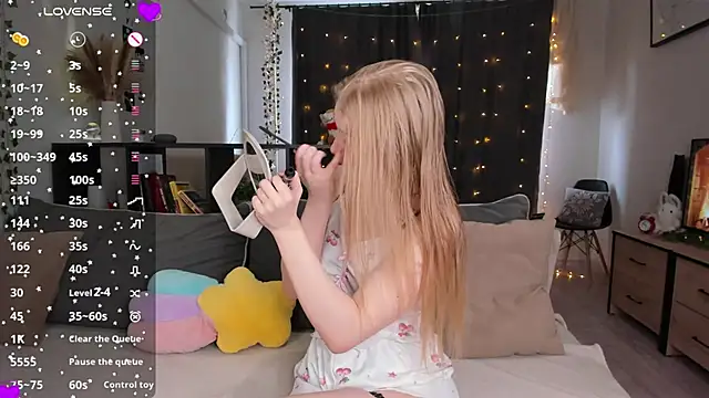 Snapshot of AmyLouWood chatting on April 14, 2026, 9:25 am AmyLouWood online show from April 14, 2026, 9:25 am