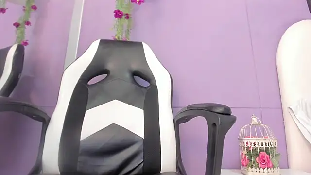 luna bradley  online show from February 24, 2026, 12:28 pm