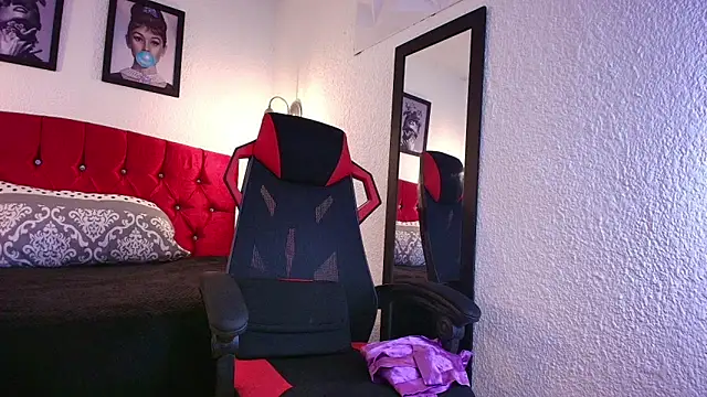 Snapshot of AiraMoreau chatting on March 26, 2026, 6:06 pm AiraMoreau online show from March 26, 2026, 6:06 pm