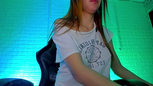 Snapshot of Sara_Love_1 chatting on May 20, 2026, 3:47 am Sara Love 1 online show from May 20, 2026, 3:47 am