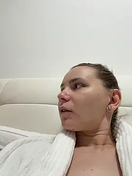 AlessiaandJay online show from April 21, 2026, 7:42 pm