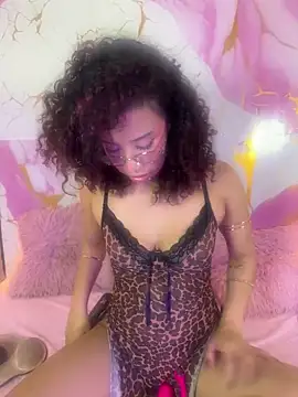 Woo isDaphne online show from April 22, 2026, 11:00 pm