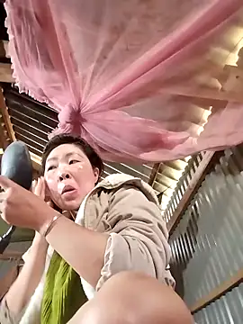 Yiyoongg online show from February 27, 2026, 1:17 am