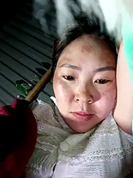 Yiyoongg online show from March 11, 2026, 1:16 pm