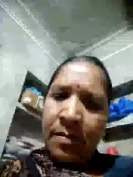 Snapshot of Loomaraj chatting on April 28, 2026, 3:49 pm Loomaraj online show from April 28, 2026, 3:49 pm