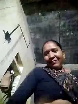 Snapshot of Loomaraj chatting on April 10, 2026, 3:52 pm Loomaraj online show from April 10, 2026, 3:52 pm
