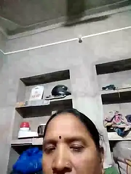 Snapshot of Loomaraj chatting on June 21, 2026, 4:02 pm Loomaraj online show from June 21, 2026, 4:02 pm