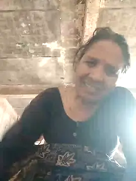 Snapshot of Loomaraj chatting on May 12, 2026, 11:05 am Loomaraj online show from May 12, 2026, 11:05 am