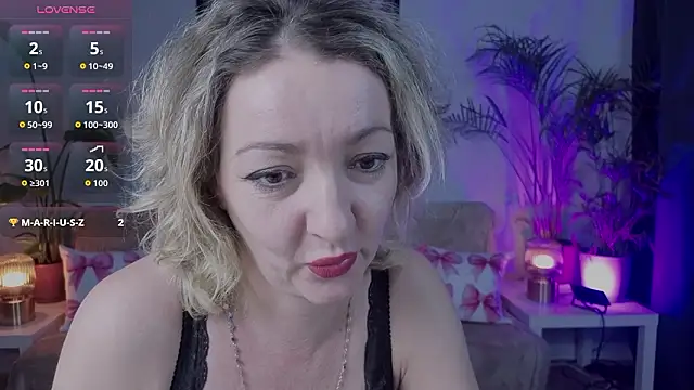 ScarletBloo online show from February 9, 2026, 3:43 pm