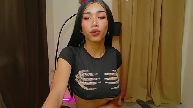 Snapshot of Queenoflustx chatting on May 12, 2026, 11:33 pm Queenoflustx online show from May 12, 2026, 11:33 pm