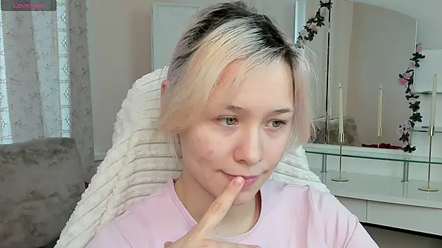 EmilyTrase online show from April 28, 2026, 1:15 am