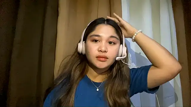 Snapshot of LeeanneBakeley chatting on February 15, 2026, 12:15 pm LeeanneBakeley online show from February 15, 2026, 12:15 pm