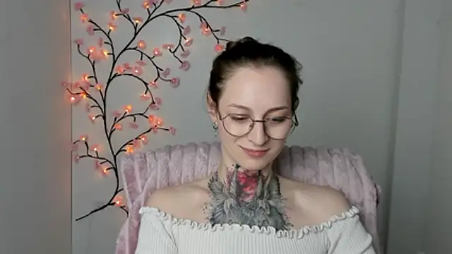 Snapshot of Esmi_Winter chatting on April 18, 2026, 7:07 pm Esmi Winter online show from April 18, 2026, 7:07 pm