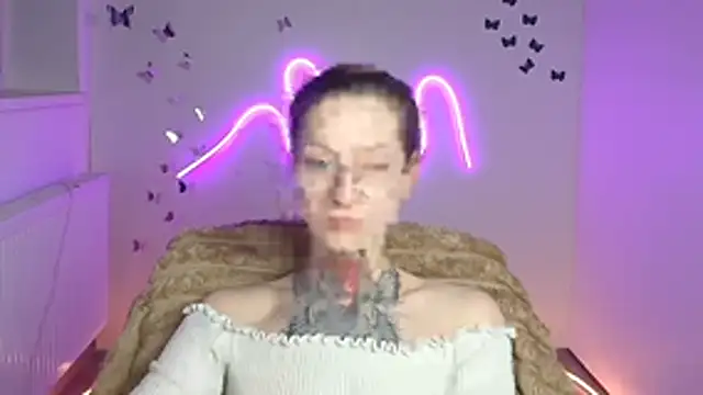 Snapshot of Esmi_Winter chatting on April 18, 2026, 11:34 am Esmi Winter online show from April 18, 2026, 11:34 am