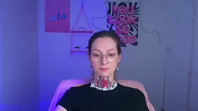 Snapshot of Esmi_Winter chatting on April 20, 2026, 11:46 am Esmi Winter online show from April 20, 2026, 11:46 am