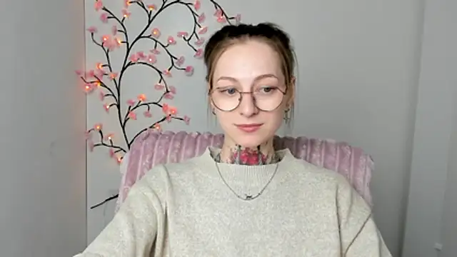 Snapshot of Esmi_Winter chatting on April 19, 2026, 11:33 am Esmi Winter online show from April 19, 2026, 11:33 am